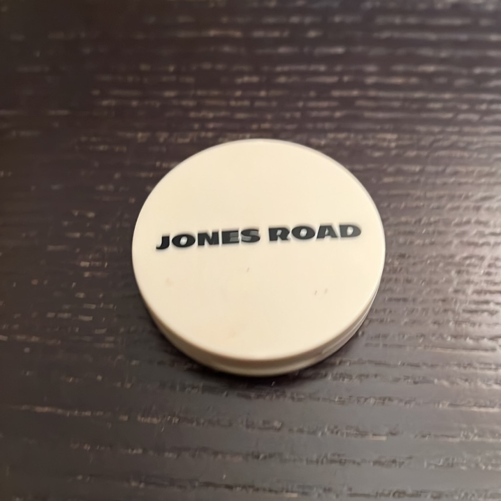 Jones Road The Best Eyeshadow in Chic (matte light ivory)